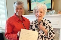 2023年总统任务奖章获得者, Virginia Collins Shields '48, 被拍到接受反波胆平台校长玛丽·佩尔西科修女的纪念嘉奖, 在总统协会晚宴上表彰IHM的主要捐助者